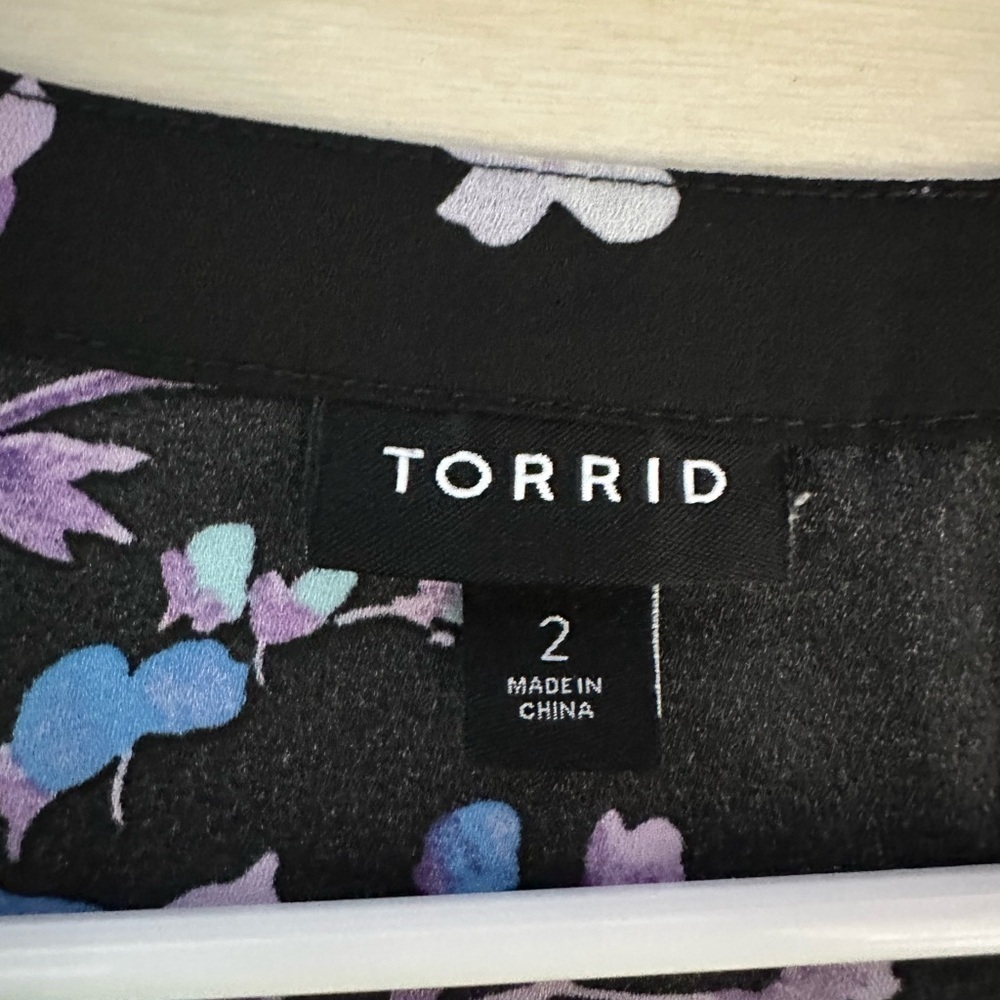 Torrid 2 Top Tunic Size 2X Black Purple Floral Short Sleeves - Picture 2 of 4